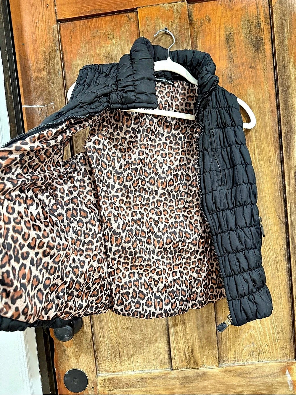 Essentials By Milano Black Puffer Vest with Leopard Print Lining Leopard Lining - Picture 5 of 7